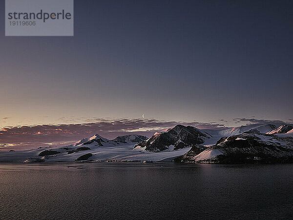 Malerische Aussicht auf den schneebedeckten majestätischen Berg in der Abenddämmerung  Antarktische Halbinsel  Weddellmeer  Antarktis