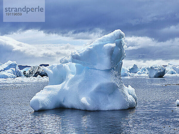 Blaue Eisbergformation über der Meeresoberfläche  Antarktische Halbinsel  Weddellmeer  Antarktis