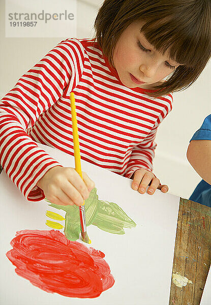 Porträt eines jungen Mädchens  das mit Aquarell malt