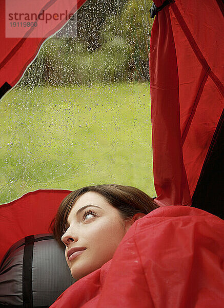 Teenager-Mädchen campen auf einem Feld