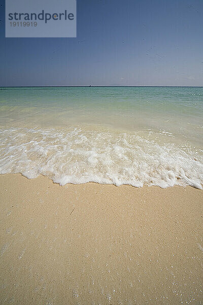 Sandstrand und blauer Himmel mit Meeresschaum und Wellen  Koh Phi Phi  Thailand