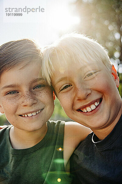 Porträt eines glücklichen Jungen im Sommerlager an einem sonnigen Tag