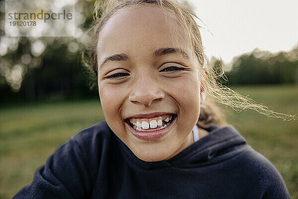 Porträt eines lachenden Mädchens auf dem Spielplatz