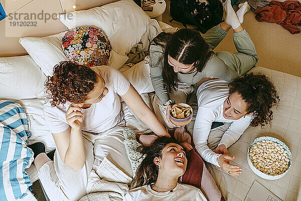 Unmittelbar über der Aufnahme von Freundinnen  die in ihrer Freizeit zu Hause Snacks essen