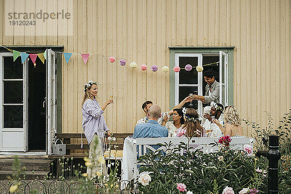 Männliche und weibliche Freunde feiern bei einer Dinnerparty im Café