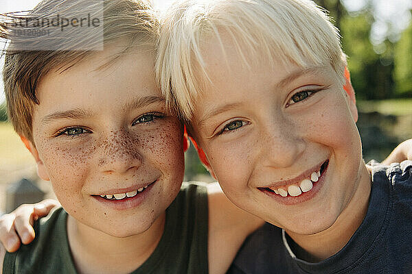 Porträt eines glücklichen Jungen mit einem blonden Freund im Ferienlager