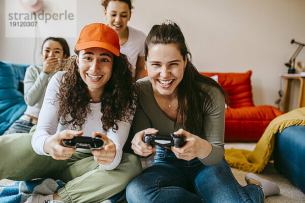 Junge Freundinnen genießen ein Videospiel zu Hause