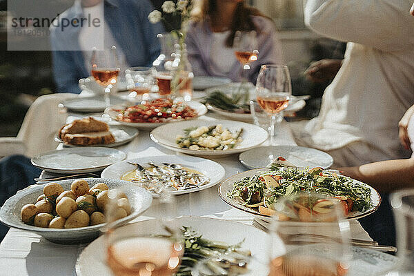 Essen und Salat mit Getränken auf dem Tisch während einer Dinnerparty in einem Cafe