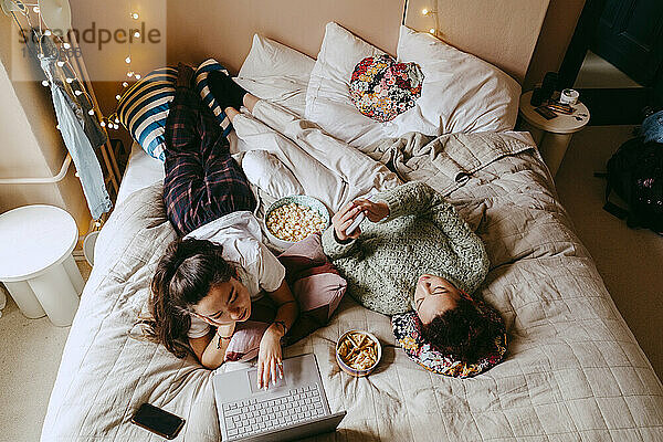 Hohe Winkel Ansicht der weiblichen Freunde verbringen Freizeit auf dem Bett zu Hause