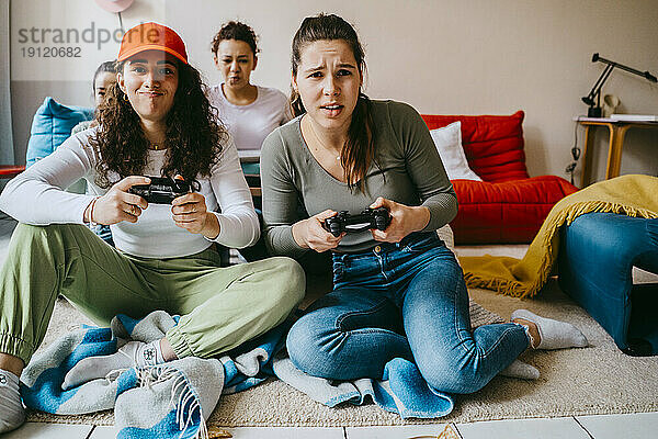 Junge Freundinnen spielen ein Videospiel zu Hause