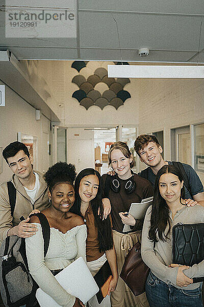 Porträt glücklicher multirassischer Studentinnen und Studenten an der Universität