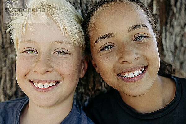 Porträt eines lächelnden blonden Jungen mit einer Freundin im Ferienlager