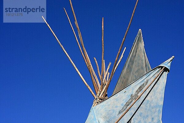 Hellblaues Tipi mit Vogel-Muster  Hintergrund blaür Himmel