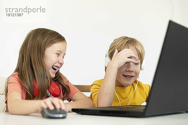 Junge Kinder benutzen gemeinsam einen Laptop