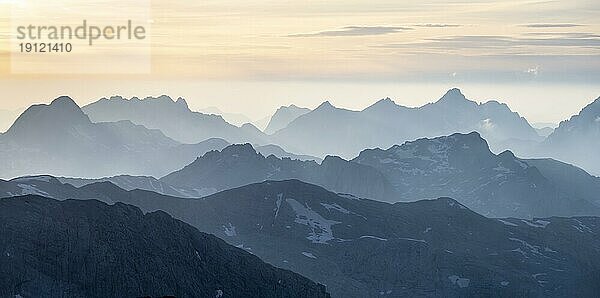 Abendstimmung  Silhouetten  Dramatische Berglandschaft  Blick vom Hochkönig  Salzburger Land  Österreich  Europa