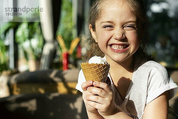 Nahaufnahme glückliches Mädchen mit Eiscreme