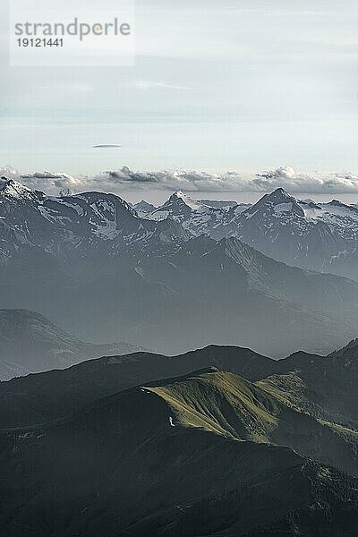 Abendstimmung  Silhouetten  Dramatische Berglandschaft  Blick vom Hochkönig  Salzburger Land  Österreich  Europa