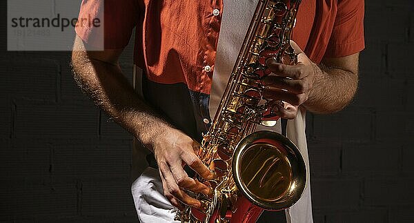 Vorderansicht Mann spielt Saxophon