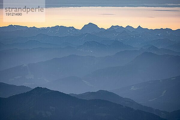 Abendstimmung  Silhouetten  Dramatische Berglandschaft  Blick vom Hochkönig  Salzburger Land  Österreich  Europa