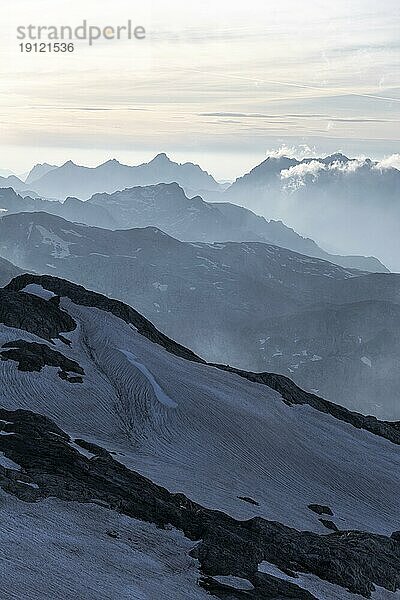 Abendstimmung  Silhouetten  Dramatische Berglandschaft  Blick vom Hochkönig  Salzburger Land  Österreich  Europa