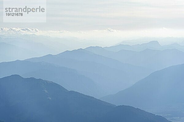 Silhouetten  Dramatische Berglandschaft  Blick vom Hochkönig  Salzburger Land  Österreich  Europa