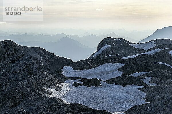 Abendstimmung  Silhouetten  Dramatische Berglandschaft  Blick vom Hochkönig  Salzburger Land  Österreich  Europa