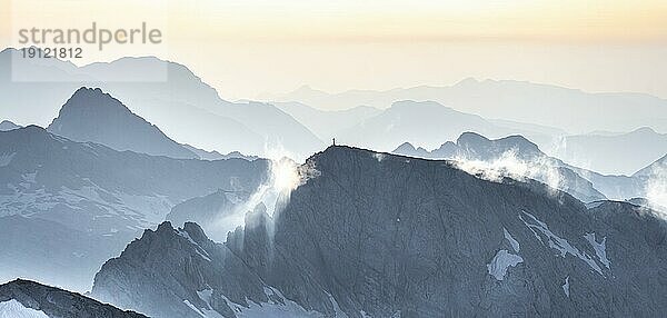 Silhouetten  Dramatische Berglandschaft  Blick vom Hochkönig  Salzburger Land  Österreich  Europa