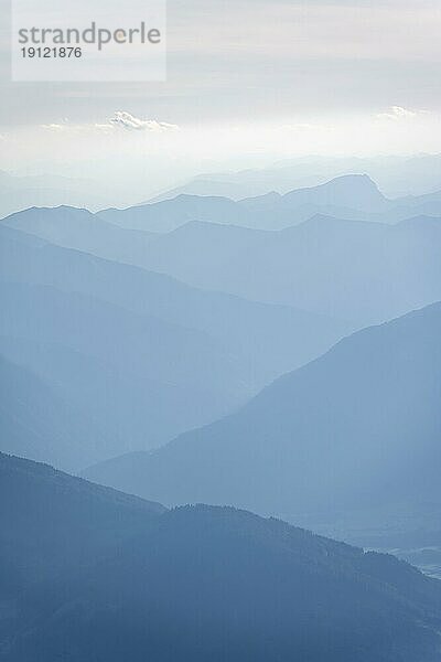 Silhouetten  Dramatische Berglandschaft  Blick vom Hochkönig  Salzburger Land  Österreich  Europa