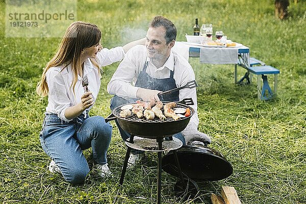 Pärchen beim Grillen Natur