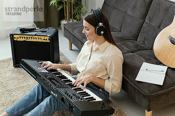 Hohe Winkel weiblichen Musiker spielen Klavier Tastatur