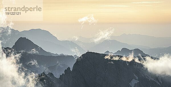 Abendstimmung  Silhouetten  Dramatische Berglandschaft  Blick vom Hochkönig  Salzburger Land  Österreich  Europa