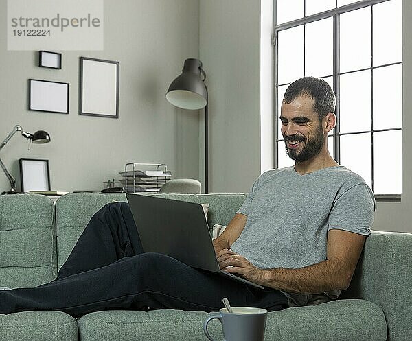 Smiley Mann arbeitet von zu Hause aus Laptop