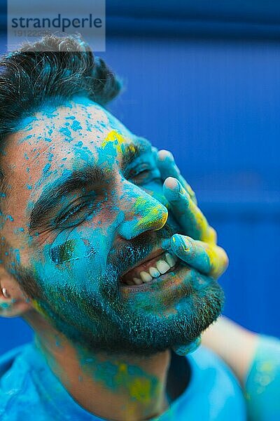 Gesicht Mann gefärbt blau Pulver holi Festival