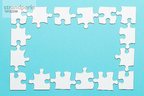 Hohe Winkel Ansicht Puzzle Rahmen blau Hintergrund