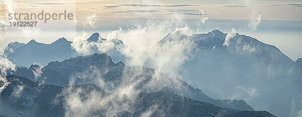 Abendstimmung  Silhouetten  Dramatische Berglandschaft  Blick vom Hochkönig  Salzburger Land  Österreich  Europa