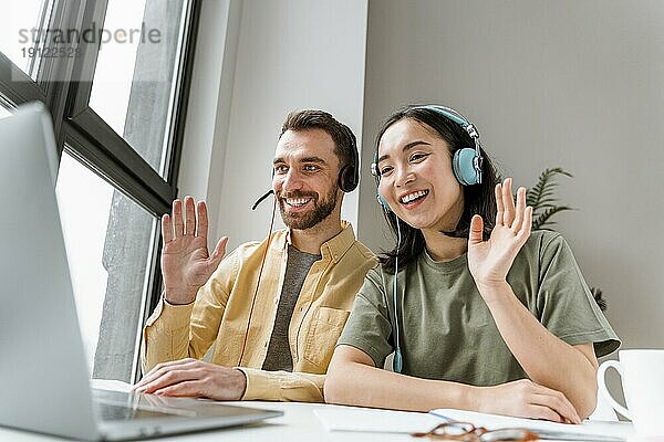 Freunde  die gemeinsam Onlinekurse besuchen