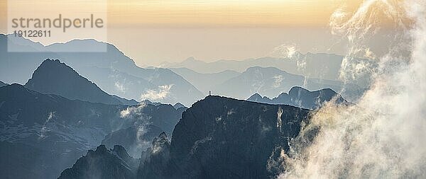 Abendstimmung  Silhouetten  Dramatische Berglandschaft  Blick vom Hochkönig  Salzburger Land  Österreich  Europa