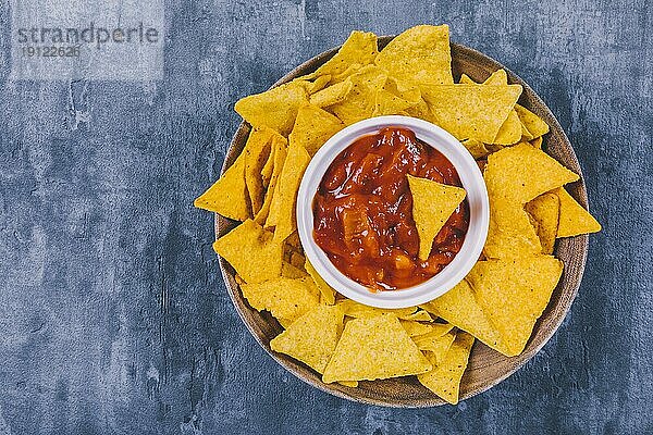 Draufsicht mexikanische Nachos Chips mit würziger Salsasauce Behälter