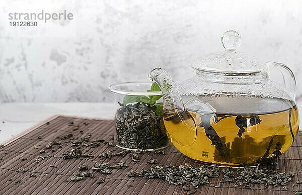 Vorderansicht gesunder Bio Tee Teekanne
