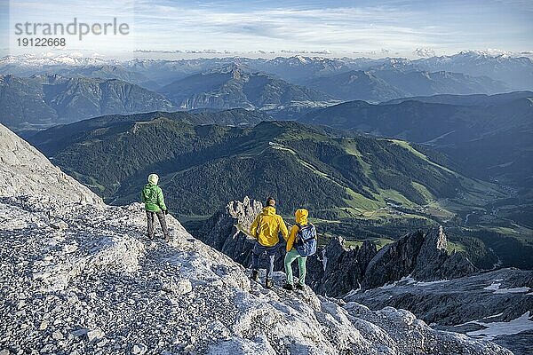 Drei Wanderer blicken ins Tal vom Hochkönig  Salzburger Land  Österreich  Europa