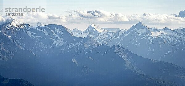 Silhouetten  Dramatische Berglandschaft  Blick vom Hochkönig  Salzburger Land  Österreich  Europa