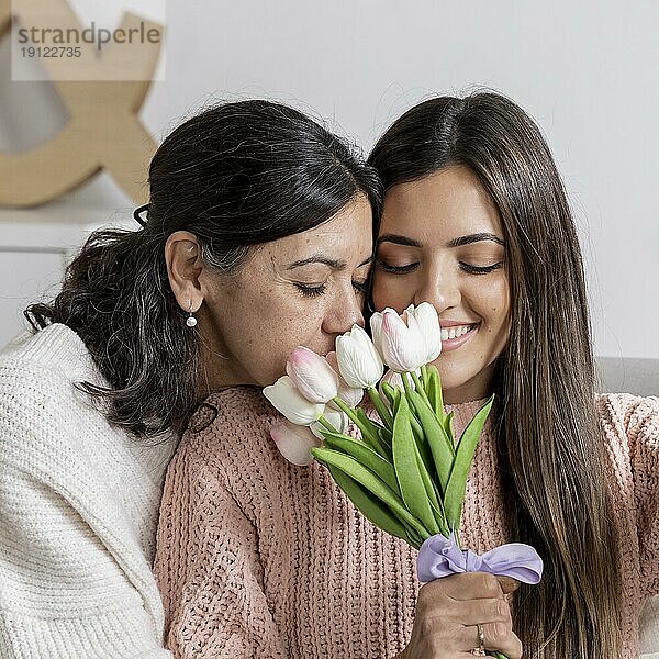 Glückliche Mutter Tochter mit Blumen