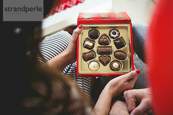 Frau öffnet Pralinenschachtel