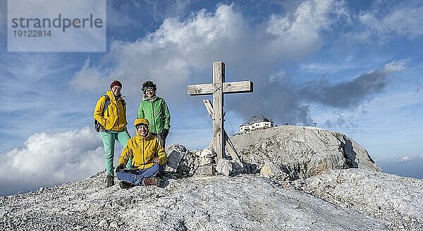 Drei Wanderer am Gipfel  Hochkönig  Salzburger Land  Österreich  Europa