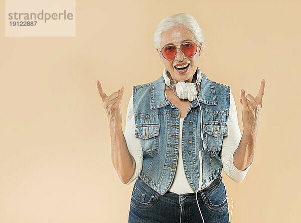 Coole ältere Frau mit Sonnenbrille