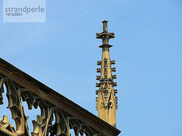 Kleines Seitenteil mit erhobenen Figurenteil  Detail des Straßburger Münsters  Hintergrund blaür Himmel