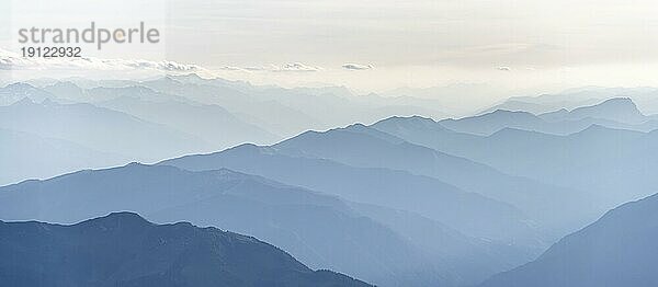 Silhouetten  Dramatische Berglandschaft  Blick vom Hochkönig  Salzburger Land  Österreich  Europa