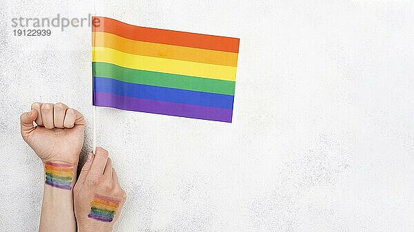 Hand mit Regenbogenflaggenfarbe