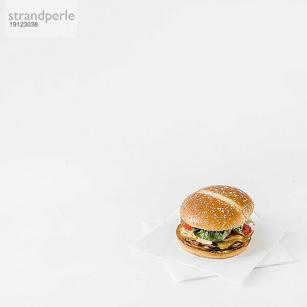 Close up frische Burger Seidenpapier weißen Hintergrund
