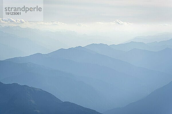 Silhouetten  Dramatische Berglandschaft  Blick vom Hochkönig  Salzburger Land  Österreich  Europa